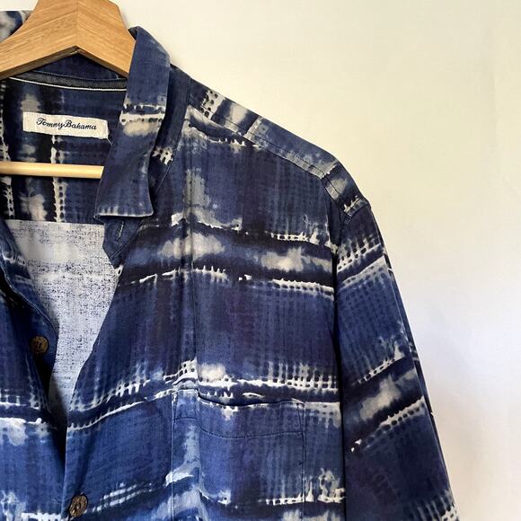 Tommy Bahama silk blue patterned button down short sleeved shirt men's size XL - Picture 2 of 7